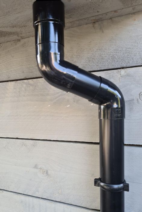 Hemelwaterafvoer platdak set in het antraciet met een Ø 60 mm PVC regenpijp.